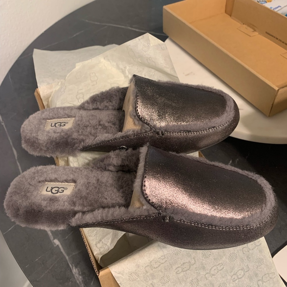 Women Ugg slippers Lane Metallic Gray Size 7 US New With Box